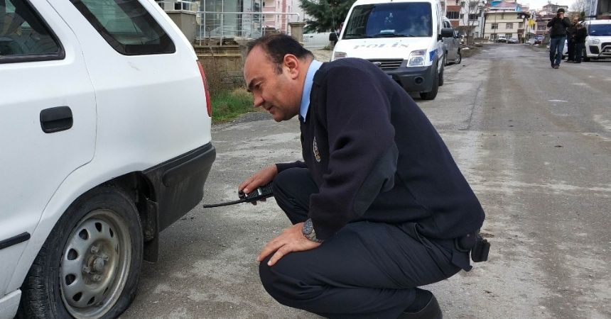 Park halindeki araçların lastiklerini kestiler
