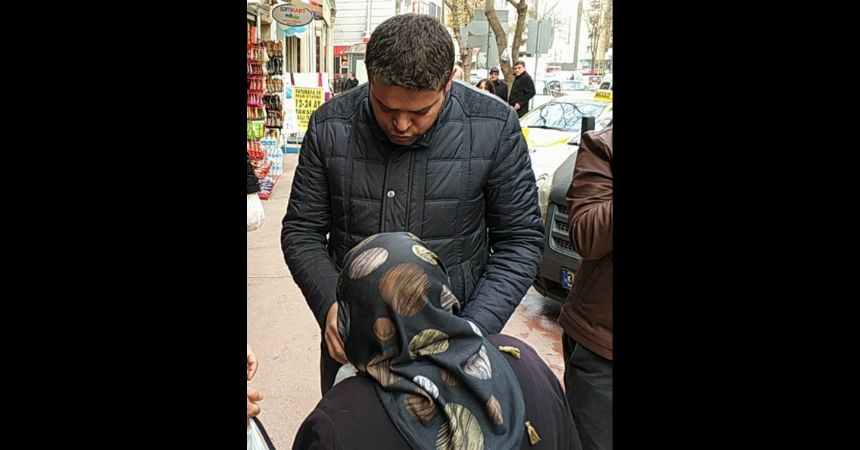 Yaşlı kadın yakalanınca çaldıklarını teslim etti