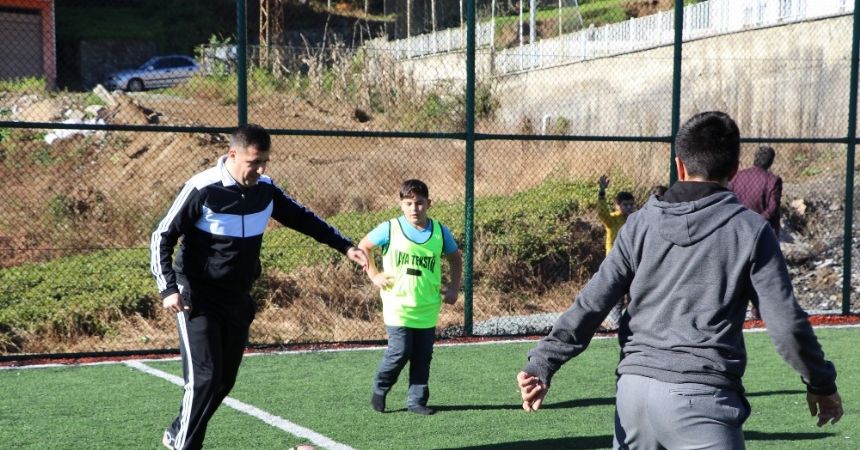 Çocuklarla futbol oynadı, çay budadı