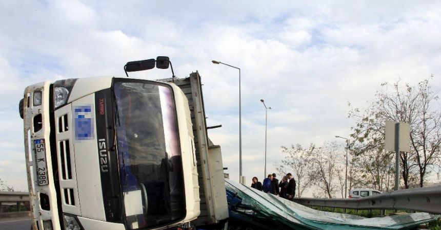 Bir kamyon cam kullanılamaz hale geldi