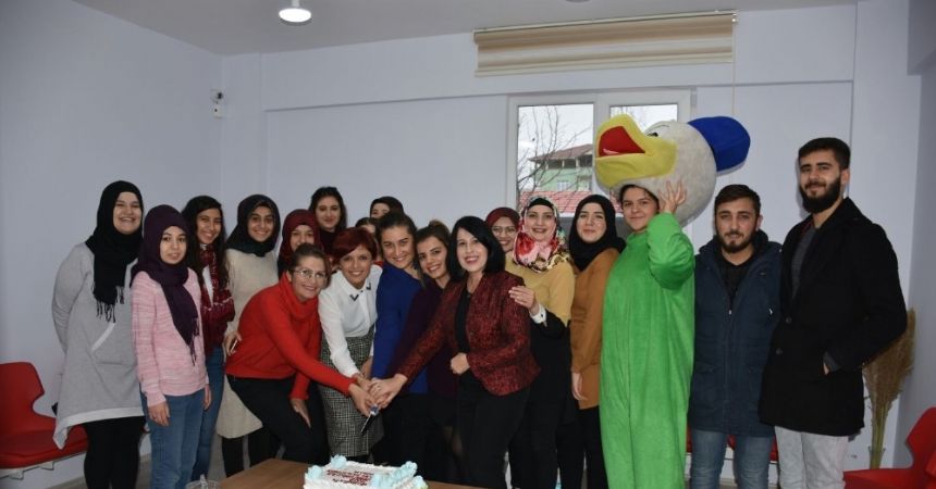 Yüksekokul öğrencilerinden örnek davranış