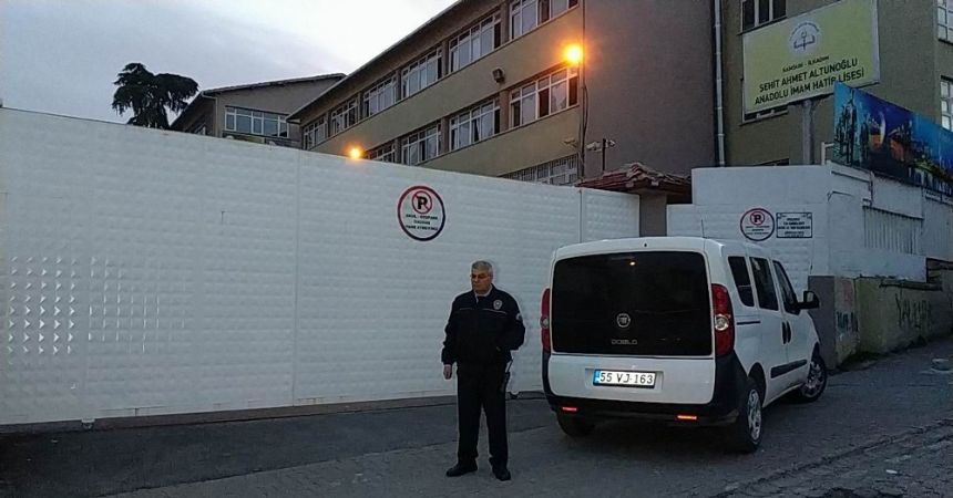 Okulun bahçe kapısına kurşun!