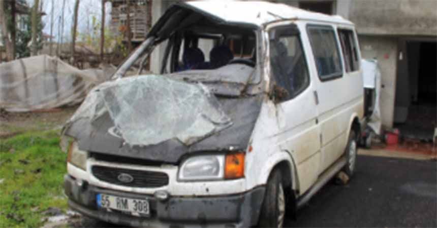 Minibüs su kanalına devrildi: 8 yaralı