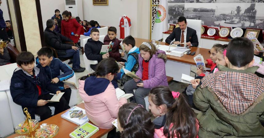 Başkan ile makamda kitap okudular