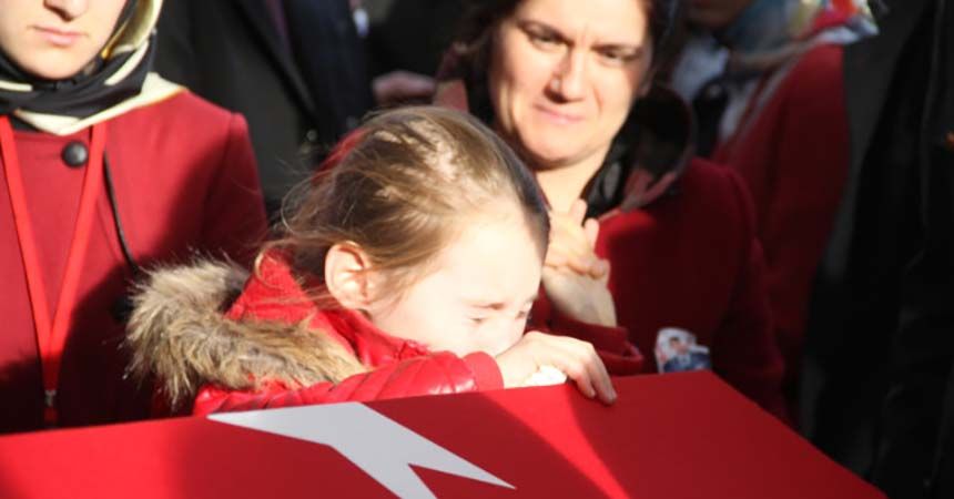 Minik Öykü'den şehit babaya son dokunuş Minik Öykü'den şehit babaya son dokunuş