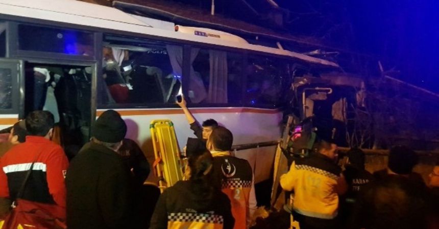 İşçi servisi eve çarptı: 4 ölü