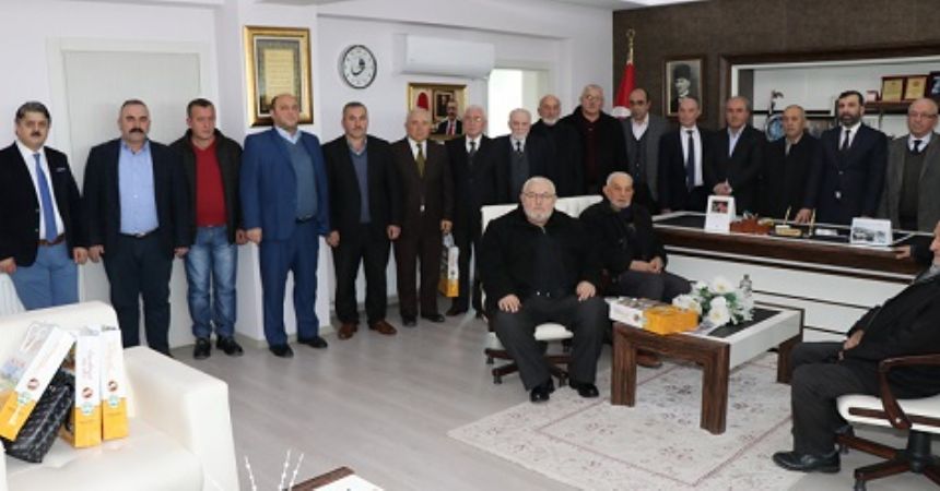 Sarıcaoğlu'ndan meclis üyelerine plaket