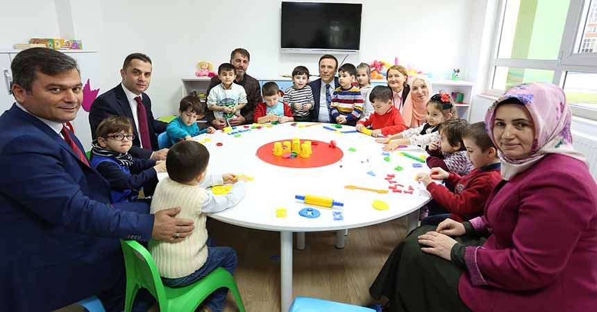 Başkan Genç'ten çocuklara anlamlı hediye