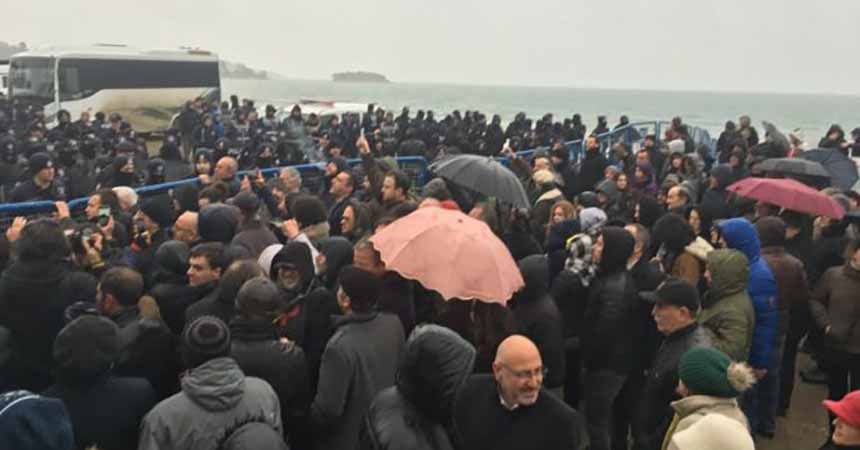 Nükleer karşıtlarını halk toplantısına almadılar!