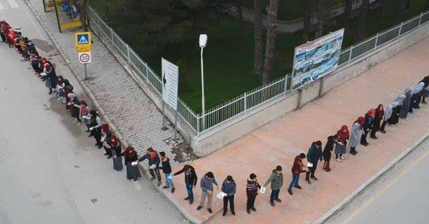 Ladik'te öğrencilerden kitap köprüsü