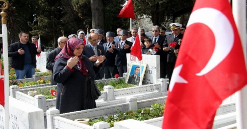 Şehitlik doldu taştı