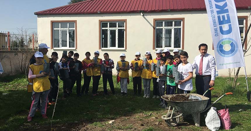 Öğrenciler okul bahçesine fidan dikti
