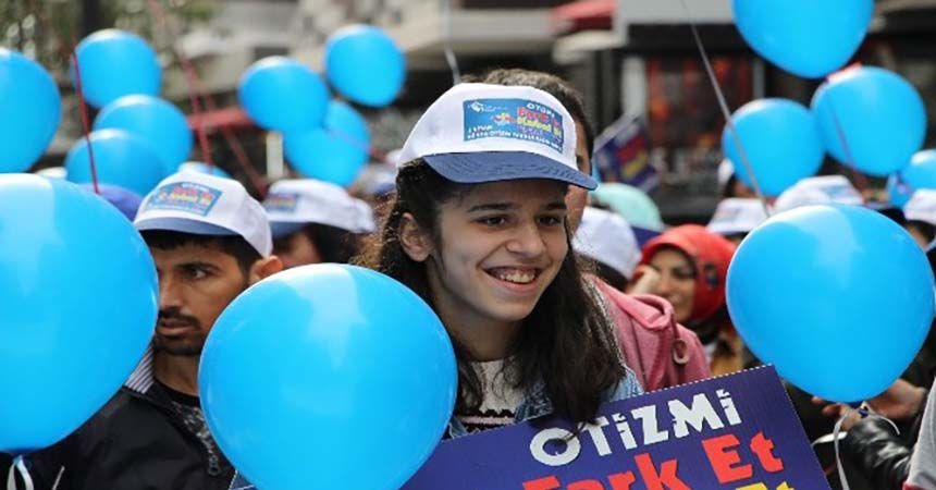 Otizmliler için farkındalık yürüyüşü