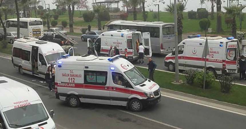 TIR servis aracına çarptı: 7 öğretmen yaralandı