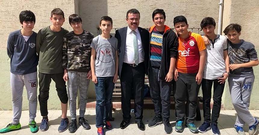 Taşçı'dan çocuklara halı saha sözü