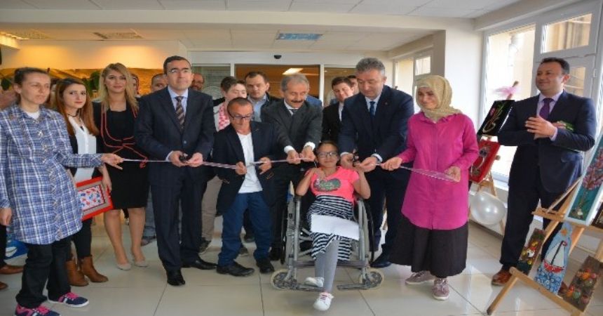 Engelleri aşan resim sergisi