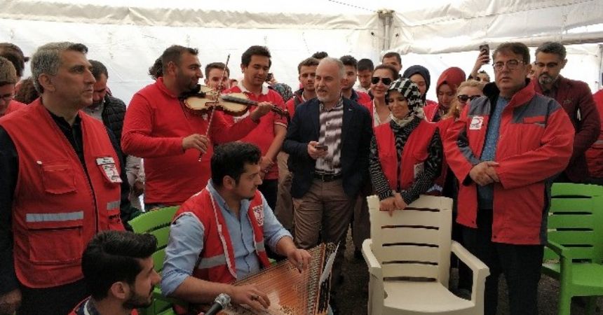 Kızılay Başkanı'ndan annelere türkü