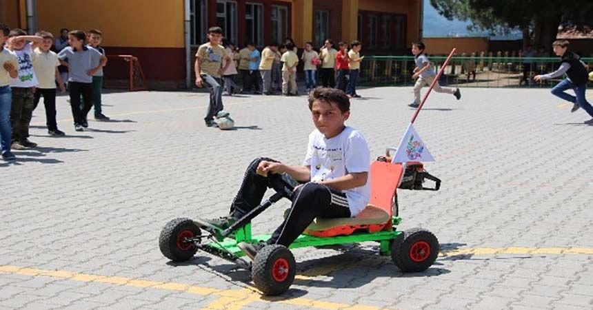 Ağaç motoruyla çalışan araba yaptı