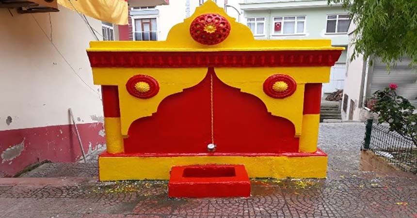 Sinop’ta çeşmeler sarı-kırmızıya boyandı
