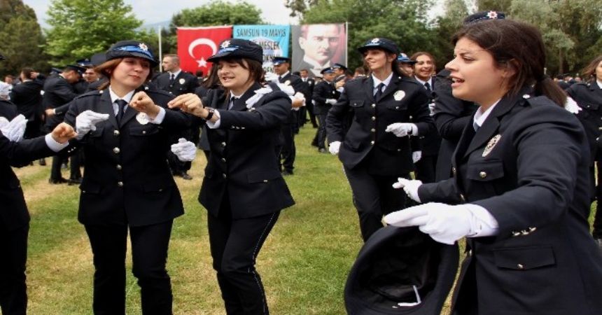 Polisler mezuniyeti erik dalıyla kutladı