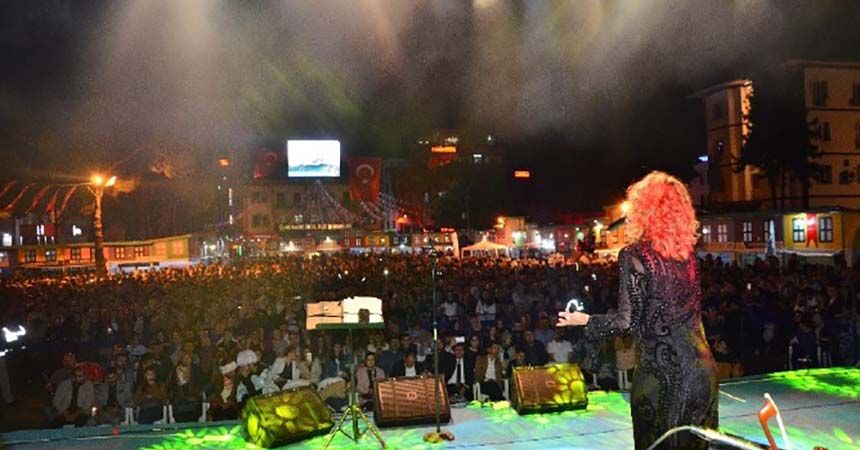 Niran Ünsal Ünyelileri coşturdu