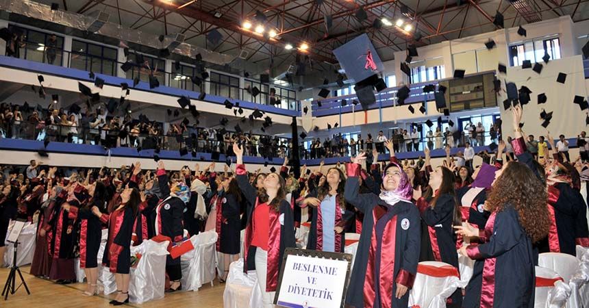 Sağlıkçılar diplomalarını aldı