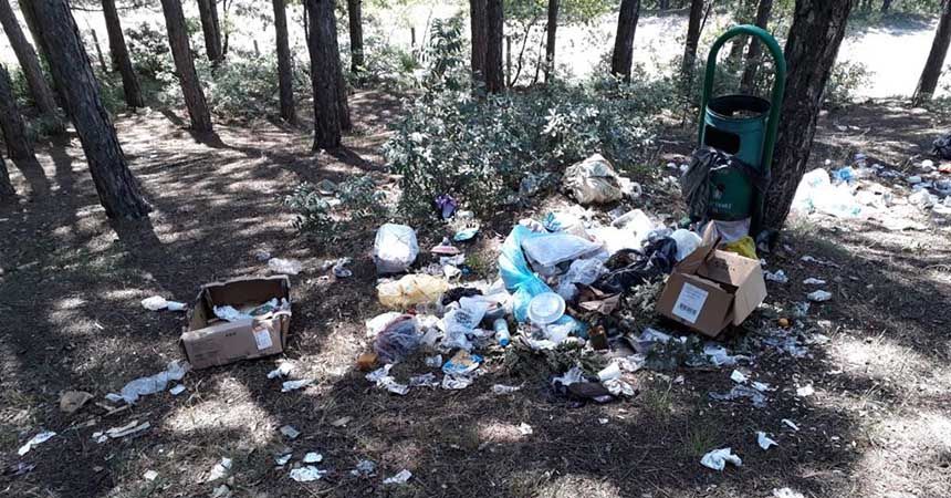 Piknikçiler arkasında çöp yığınları bıraktı