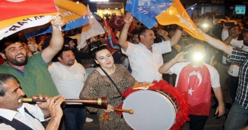 AK Partililer'den kutlama