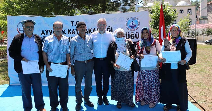 Kursiyerler belgelerini aldı