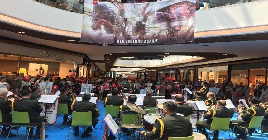 Askeri bandodan AVM’de konser