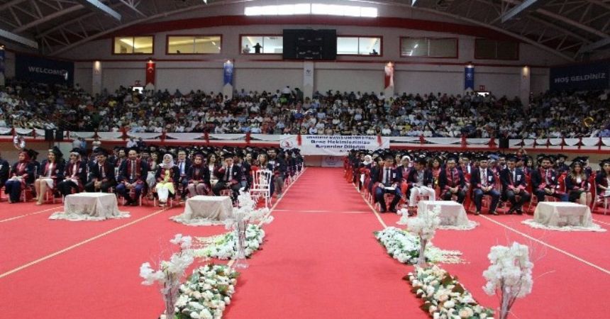 247 tıp öğrencisi doktorluğa adım attı