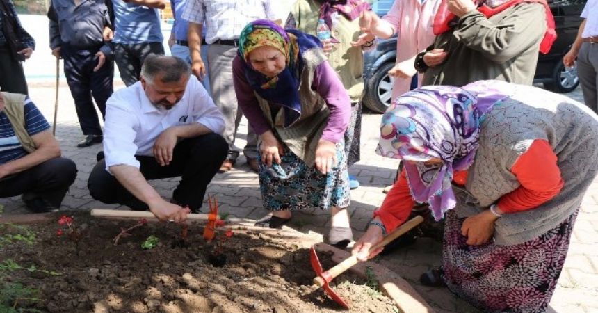 Başkan'dan huzurevi bahçesine çiçek