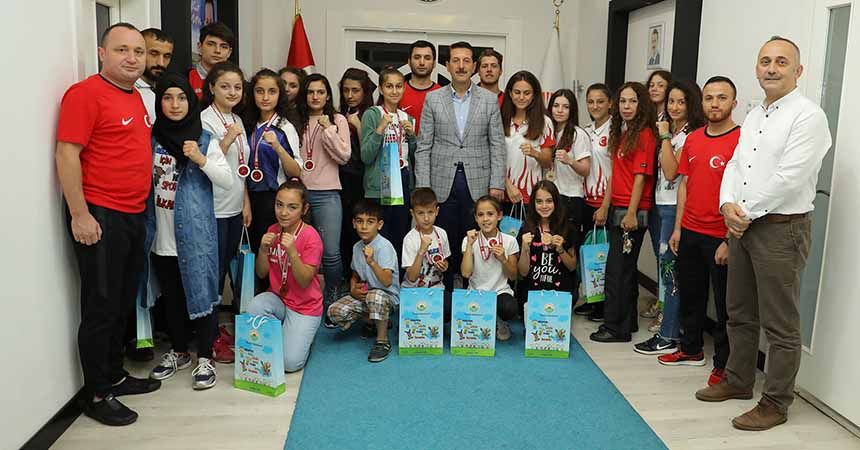 Kick Boksçulardan 23 madalya