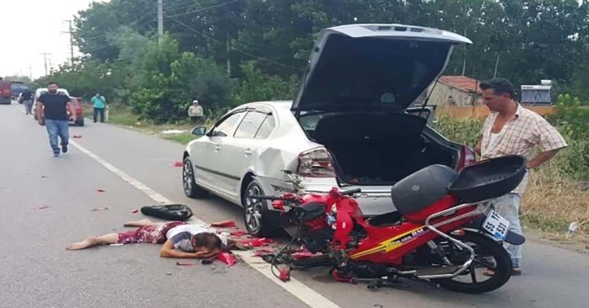 Motosiklet otomobile çarptı