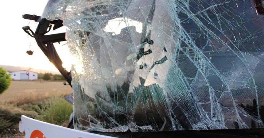 Yolcu otobüsü TIR'a çarptı: 22 yaralı