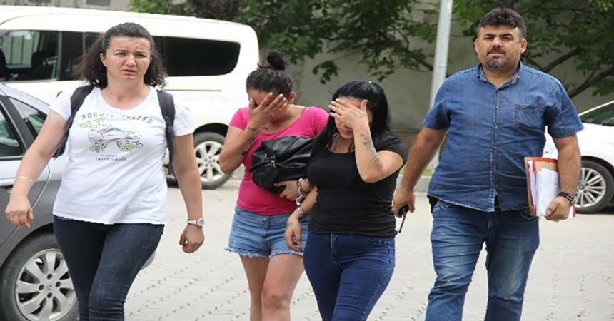 Kendisini darp eden genci sırtından bıçakladı