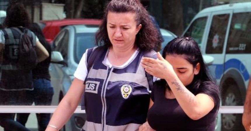 Arkadaşını sırtından bıçakladı