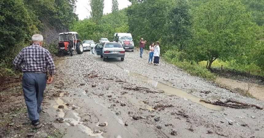 Sağanak yağış yol kapattı