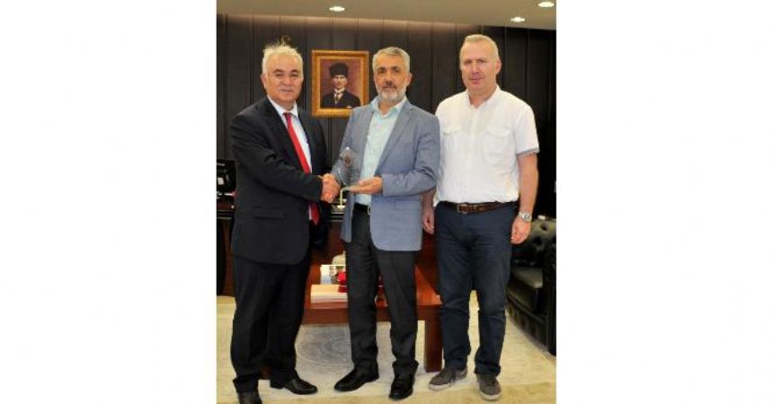 Veterinerlerden Bilgiç'e plaket