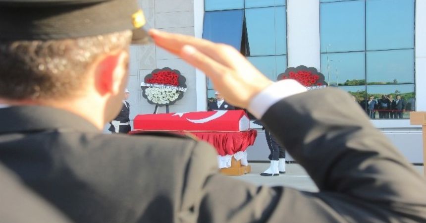 Polis memuru kalbine yenildi