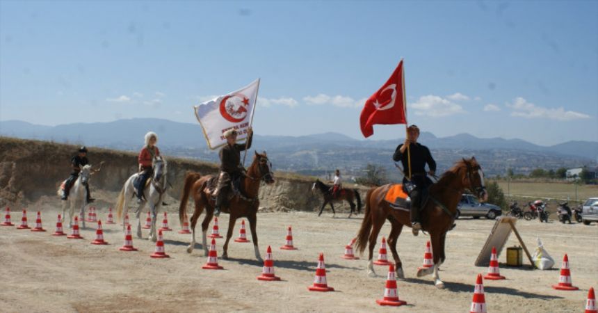 Atlı okçuluk gösterisi