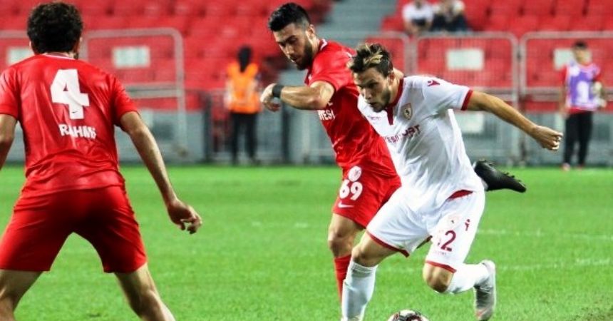 Canberk tribünle tartıştı