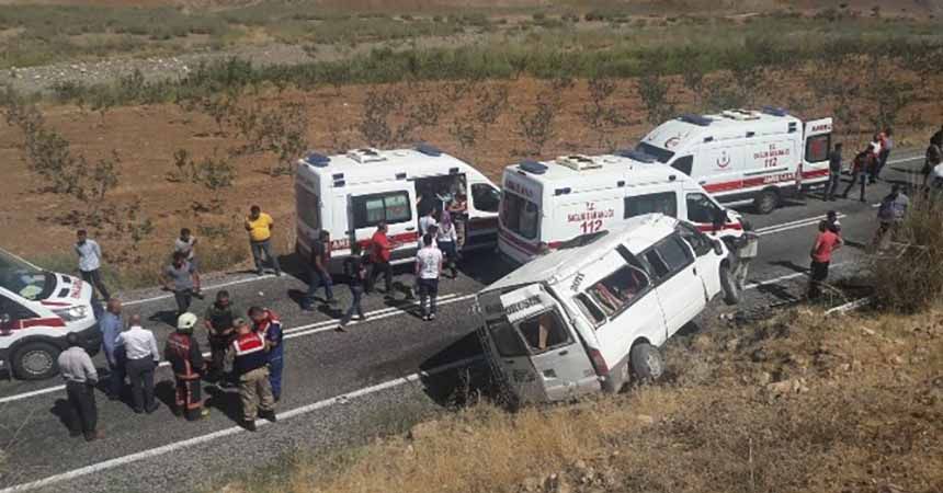 Samsun plakalı minibüs devrildi: 10 yaralı