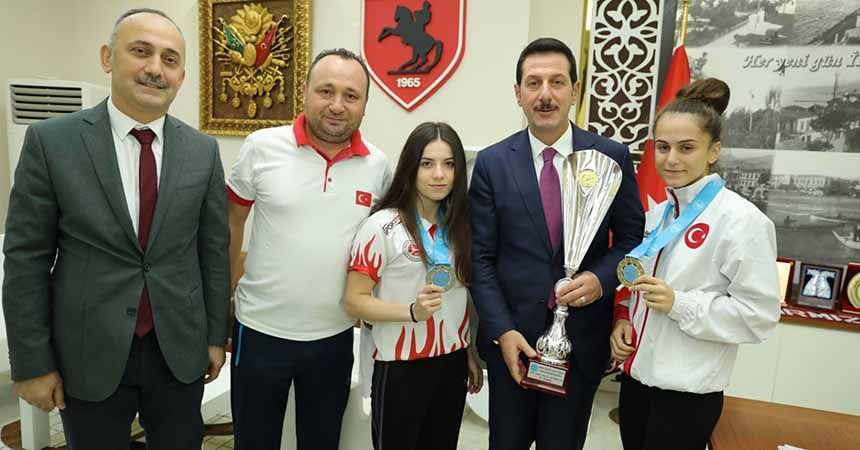 Başkan Tok şampiyonları ağırladı