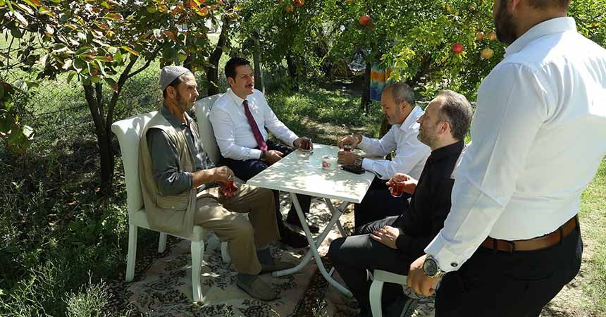 Çay davetini geri çevirmedi