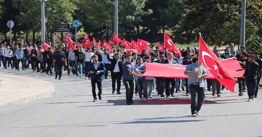 Üniversitelilerden bayrak yürüyüşü