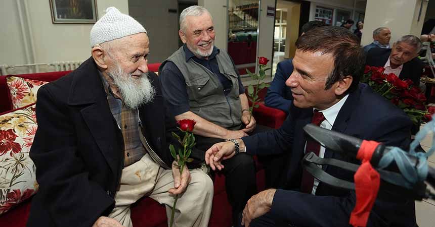 Başkan Genç, yaşlıları unutmadı