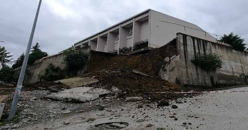 Ordu'da lisenin istinat duvarı çöktü