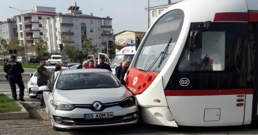 Tramvay otomobile çarptı