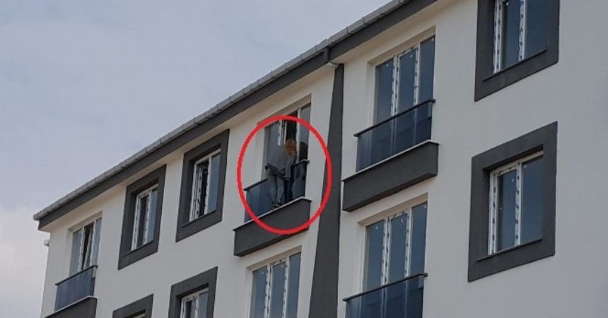 Bunalıma girdi cama çıktı!